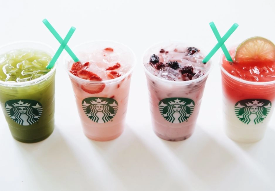 Quatro xícaras de bebidas Starbucks